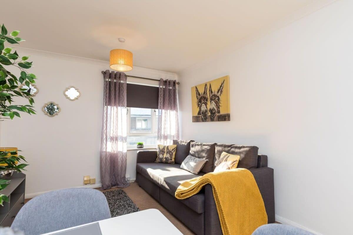 19A The Broadwalk - Cozy 1Br In The Heart Of Crawley Near Gatwick Airport Great For Contractors And Flight Crew Studentsヴィラ エクステリア 写真