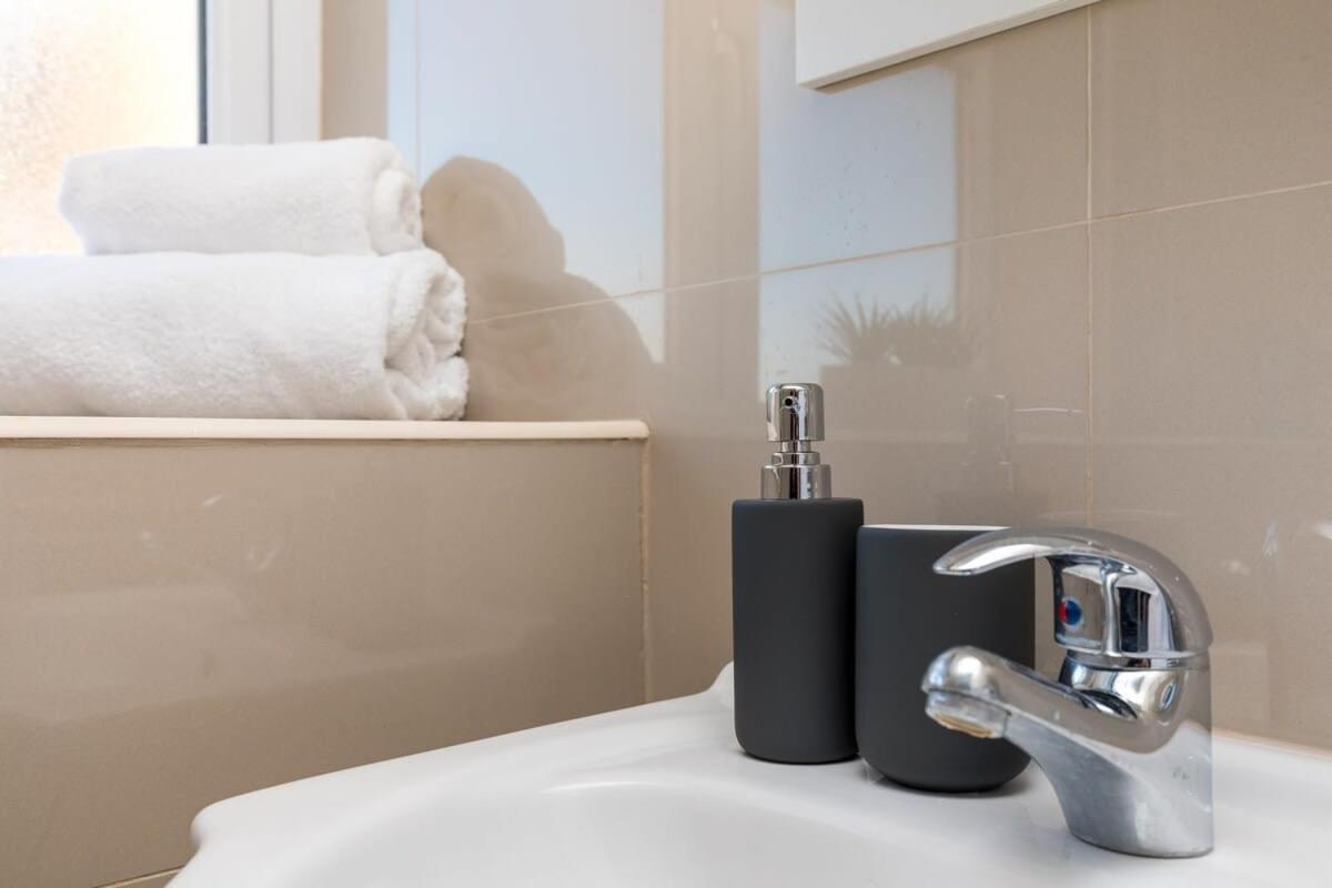 19A The Broadwalk - Cozy 1Br In The Heart Of Crawley Near Gatwick Airport Great For Contractors And Flight Crew Studentsヴィラ エクステリア 写真