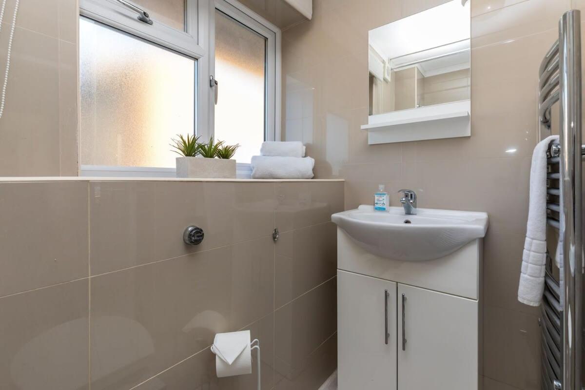 19A The Broadwalk - Cozy 1Br In The Heart Of Crawley Near Gatwick Airport Great For Contractors And Flight Crew Studentsヴィラ エクステリア 写真