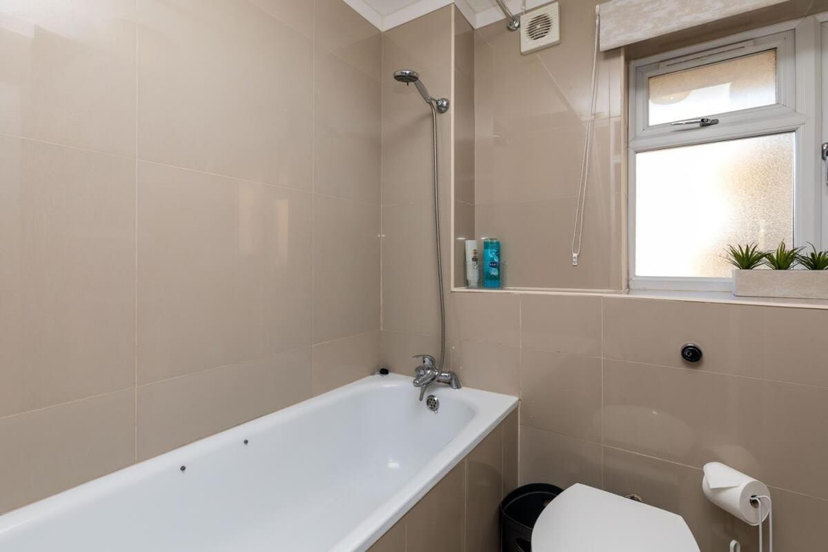 19A The Broadwalk - Cozy 1Br In The Heart Of Crawley Near Gatwick Airport Great For Contractors And Flight Crew Studentsヴィラ エクステリア 写真