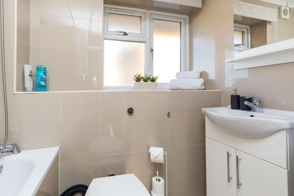 19A The Broadwalk - Cozy 1Br In The Heart Of Crawley Near Gatwick Airport Great For Contractors And Flight Crew Studentsヴィラ エクステリア 写真
