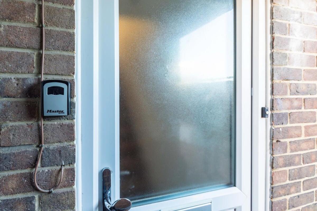 19A The Broadwalk - Cozy 1Br In The Heart Of Crawley Near Gatwick Airport Great For Contractors And Flight Crew Studentsヴィラ エクステリア 写真