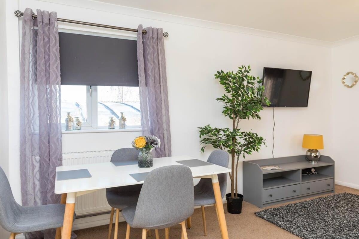 19A The Broadwalk - Cozy 1Br In The Heart Of Crawley Near Gatwick Airport Great For Contractors And Flight Crew Studentsヴィラ エクステリア 写真