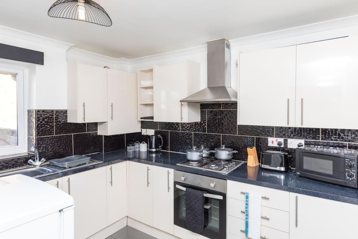 19A The Broadwalk - Cozy 1Br In The Heart Of Crawley Near Gatwick Airport Great For Contractors And Flight Crew Studentsヴィラ エクステリア 写真