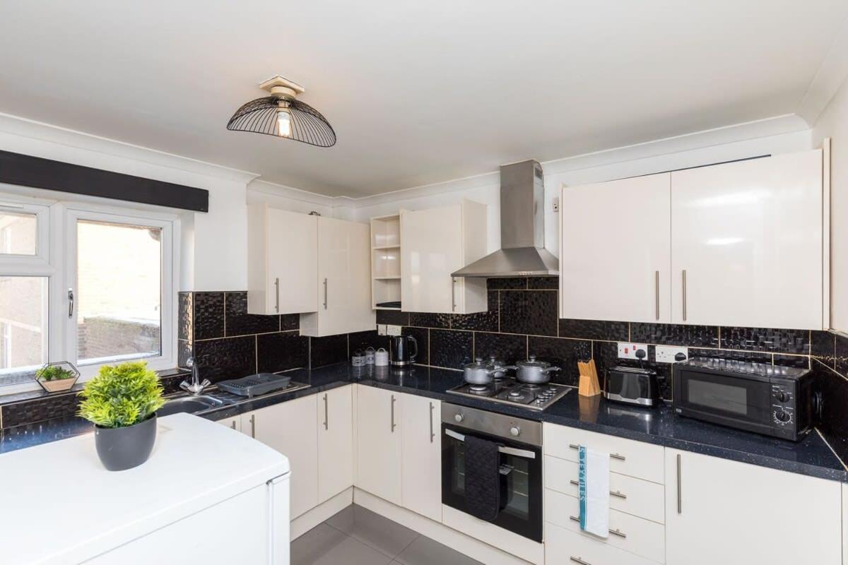 19A The Broadwalk - Cozy 1Br In The Heart Of Crawley Near Gatwick Airport Great For Contractors And Flight Crew Studentsヴィラ エクステリア 写真